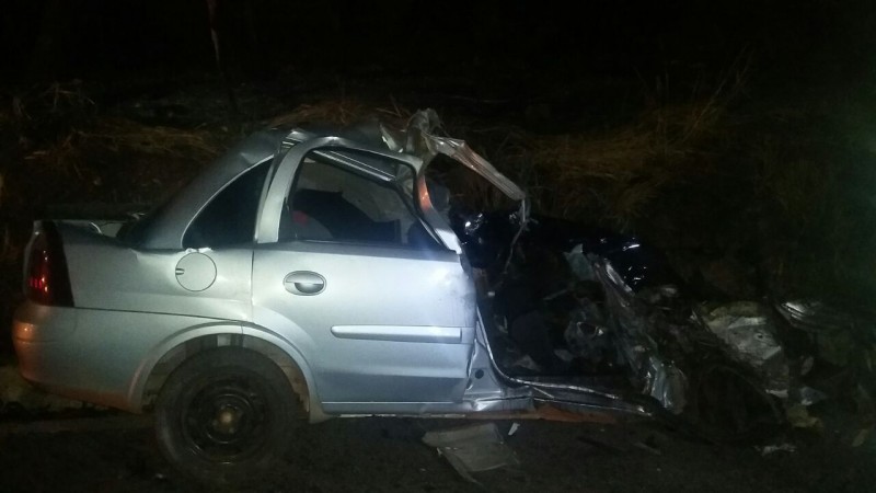 Mulher morre em colisão de carro contra caminhão na BR-364