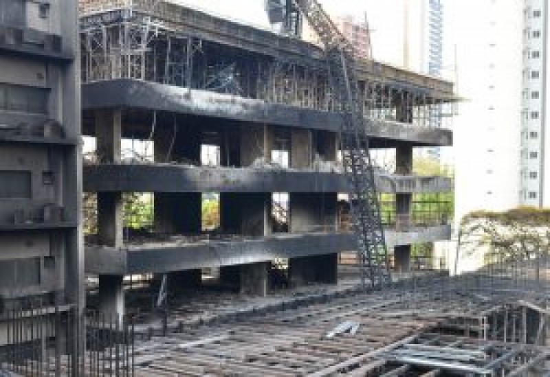 Prédios do TRT atingidos por incêndio começam a ser demolidos