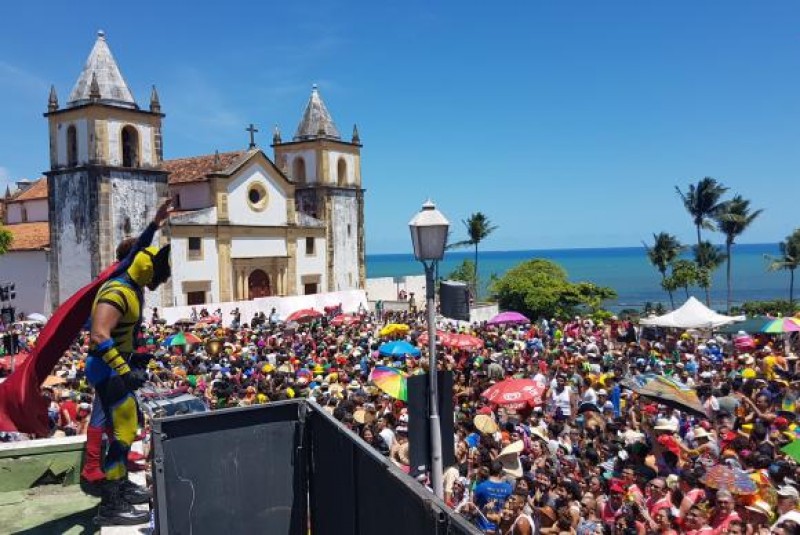 Super-heróis combatem o mau humor e viram estrelas em Olinda