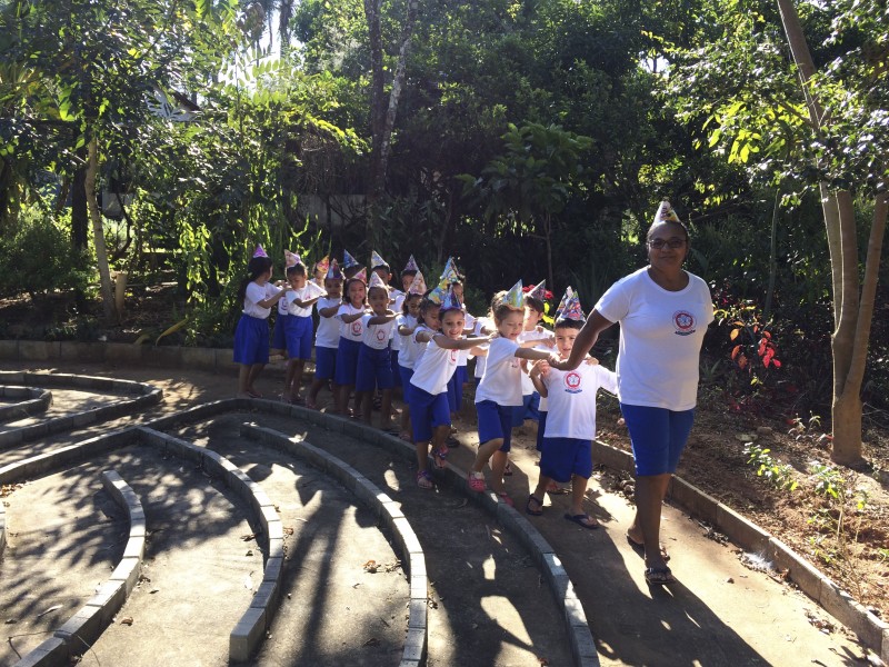 Escola adota método de ensino indiano