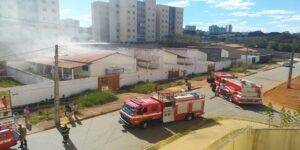 O Corpo de Bombeiros encontrou dois corpos carbonizados