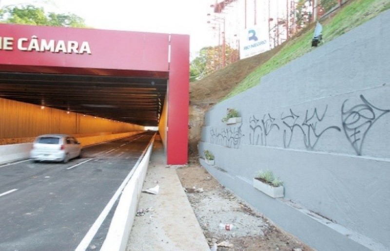 Pichações dominam os viadutos da Marginal Botafogo