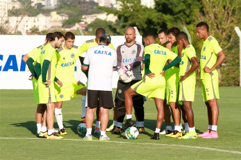 Goiás recebe  líder no Serra Dourada