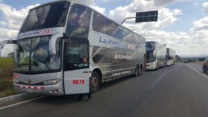 PRF confirma que ônibus de bolivianos vieram para Congresso em Goiânia