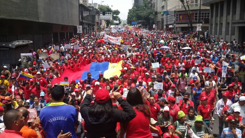 Venezuelanos voltam  a exigir democracia