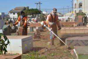 Comurg realiza limpeza dos cemitérios públicos de Goiânia