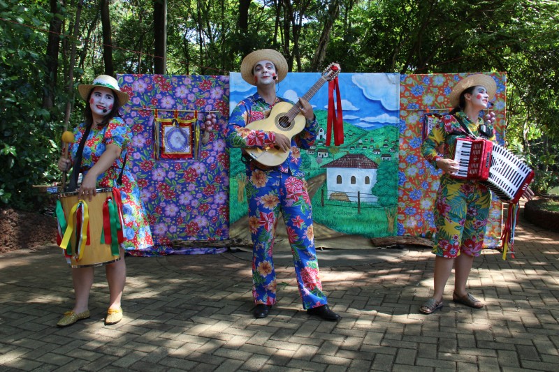 Cia Teatral Oops! leva teatro gratuito a parques de Goiânia