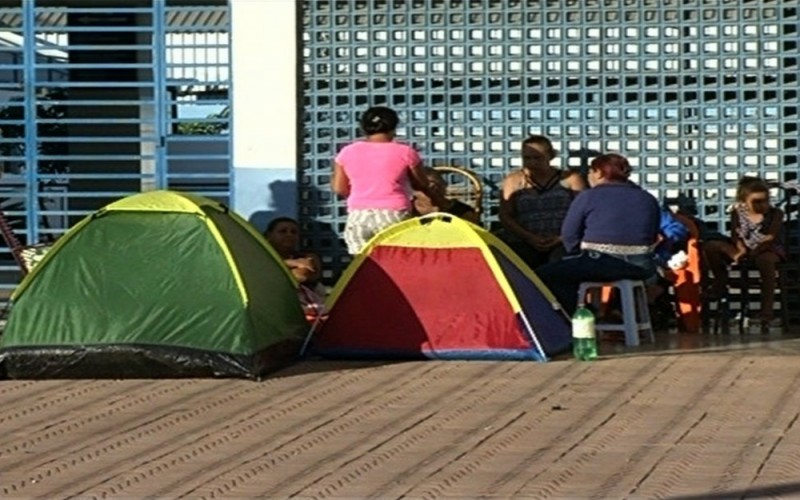 Para conseguir vaga pais acampam em porta de escola