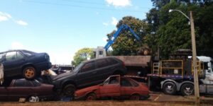 Carros abandonados viram sucata