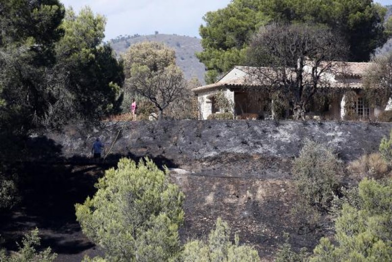 Incêndio obriga saída de cerca de 10 mil pessoas do Sudeste da França