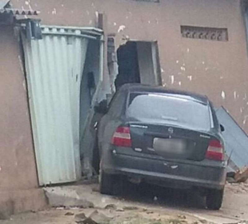 Motorista perde controle de carro e colide contra muro de residência