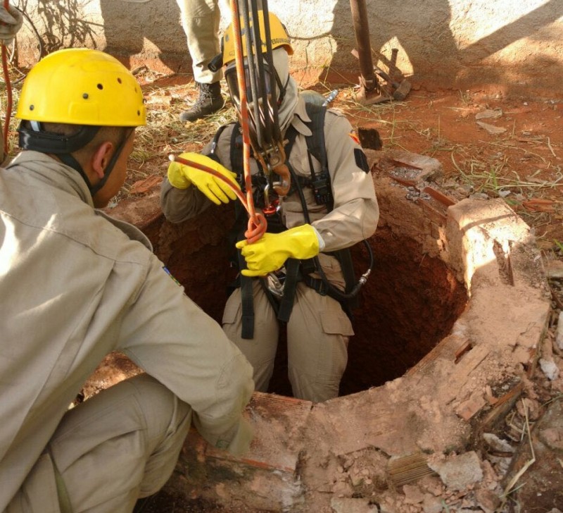 Bombeiros resgatam corpo encontrado em cisterna