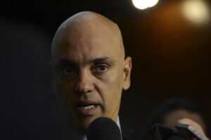 Moraes pede vista de julgamento