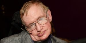 Físico Stephen Hawking é internado na Itália