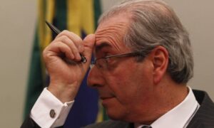 Cunha recebe notificação do STF e visita de advogados