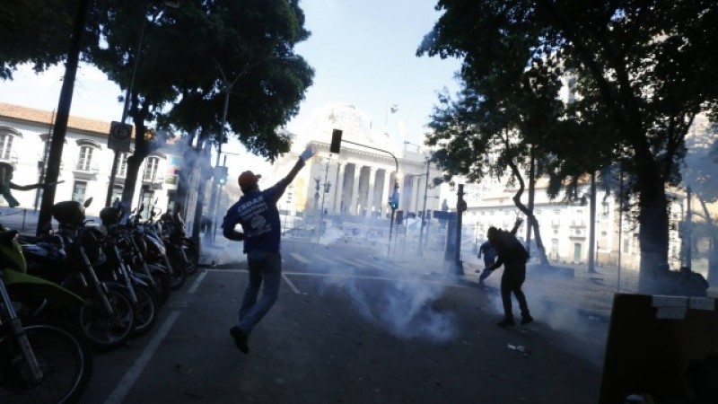 Manifestantes e PMs se enfrentam em frente à Alerj