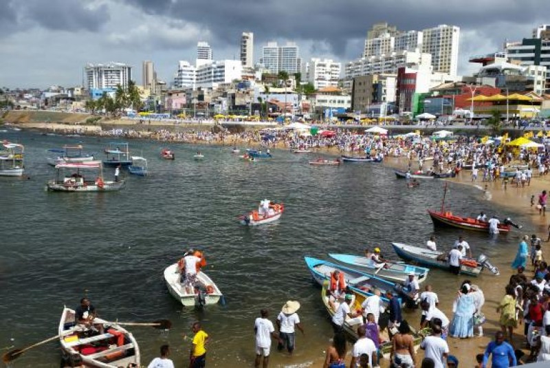 Homenagens a Iemanjá reúnem milhares em Salvador em festa no Rio Vermelho