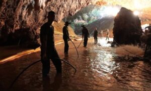 Primeiras duas crianças são resgatadas de caverna na Tailândia