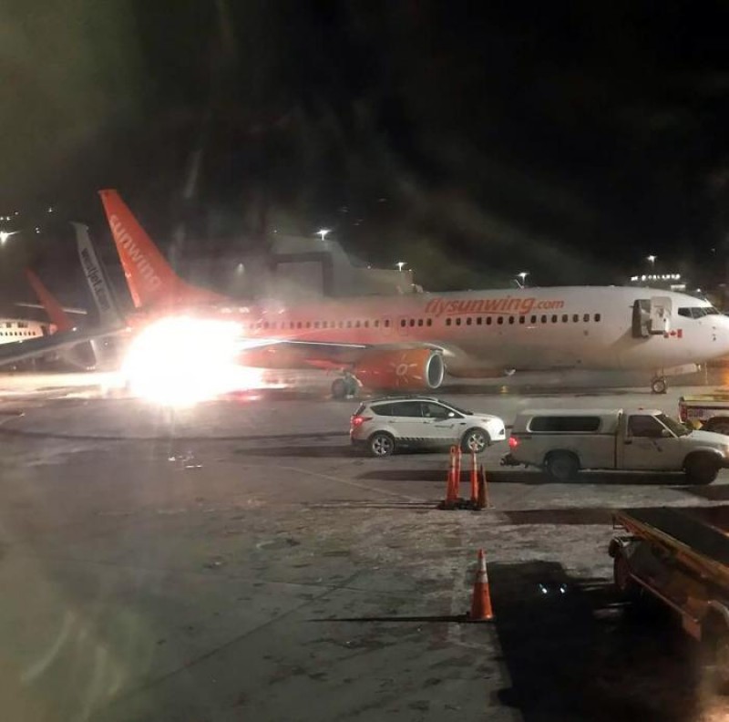 Dois aviões se chocam na pista do aeroporto de Toronto