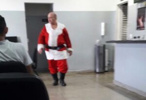 Agredido motorista de ônibus que se veste de Papai Noel na Grande Goiânia