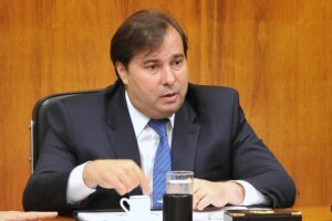 Maia quer pressa para desoneração da folha