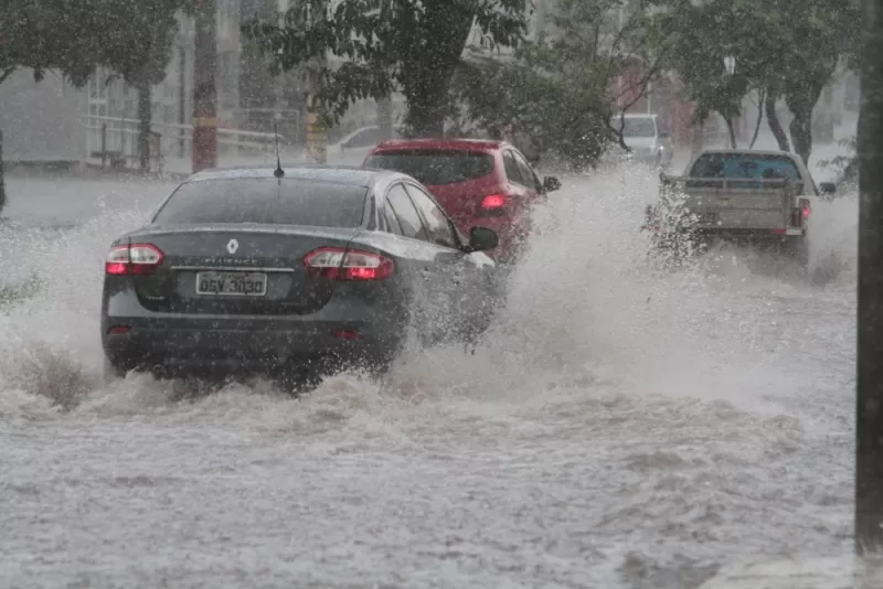 chuva na tarde desta terca feira provoca fortes enxurradas e quedas de fios de alta tensao