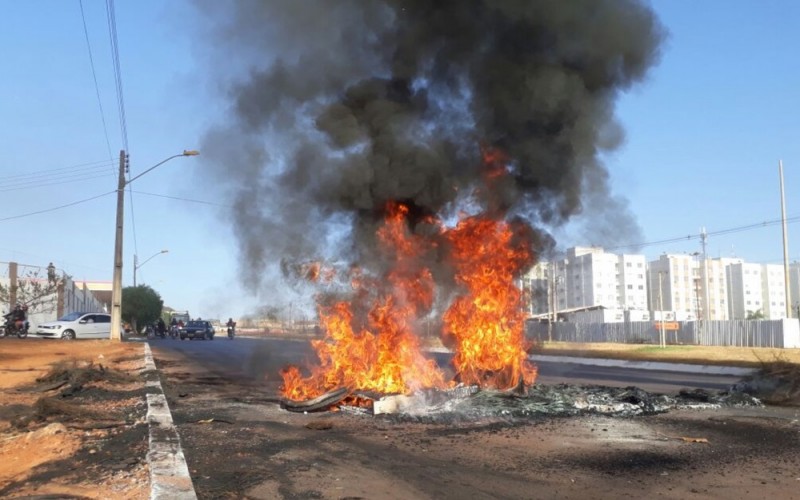 Funcionários da obra do BRT protestam para cobrar salários atrasados