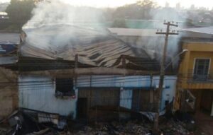 Bombeiro ferido durante incêndio em fábrica de colchões recebe alta hospitalar