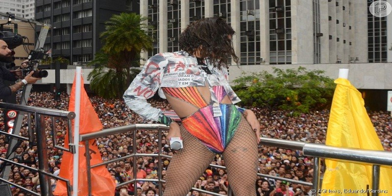 Pabllo Vittar usa figurino com manchetes de jornais