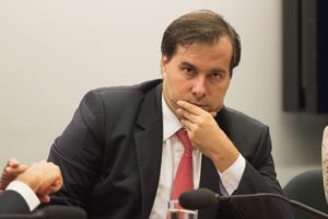 Desembargador decide que Maia pode concorrer à reeleição na Câmara