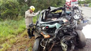 Colisão entre carro e caminhão deixa um óbito na BR-153