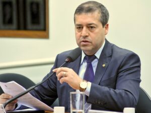 Ministro do Trabalho se retrata sobre jornada de 12 horas