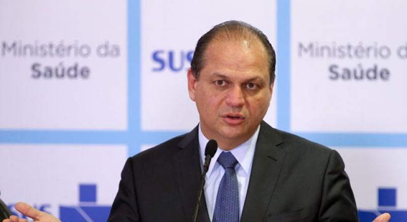 Ministro anuncia saída do governo