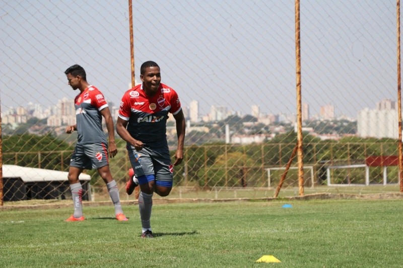 Artilheiro assume responsabilidade pela falta de gols