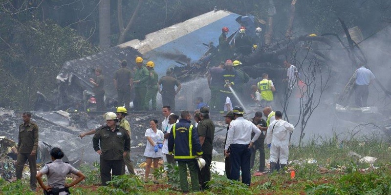 Papa diz que ficou "profundamente triste" com acidente aéreo