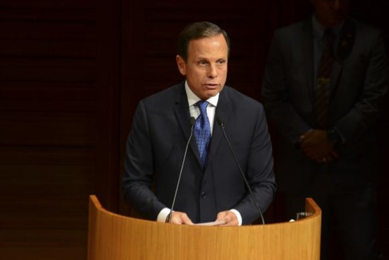 Doria anuncia corte em contratos de serviços