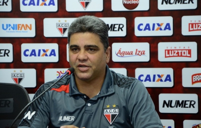 Técnico do Atlético-GO diz que corre contra o tempo