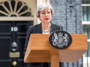 Theresa May busca apoio norte-irlandês