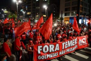 PM usa bombas e água para reprimir protesto contra impeachment