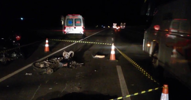 Motociclista morre após ser atropelado por caminhão na BR-060