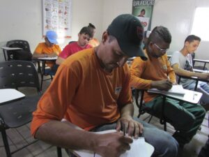 Cresce número de adultos em busca de concluir estudos