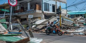 Sobe para 321 o número de mortos em terremoto na Indonésia