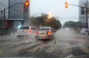 Manhã começa com chuva e trânsito lento na Capital