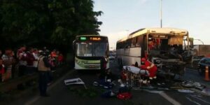 Acidente entre dois ônibus e moto congestiona trecho da BR-153