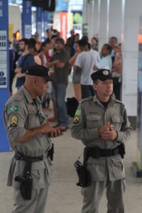 Policiais voltam aos terminais