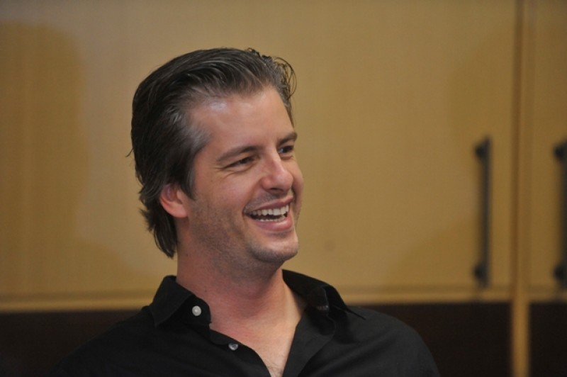 Cantor Victor Chaves grava vídeo se posicionando sobre possivel agressão