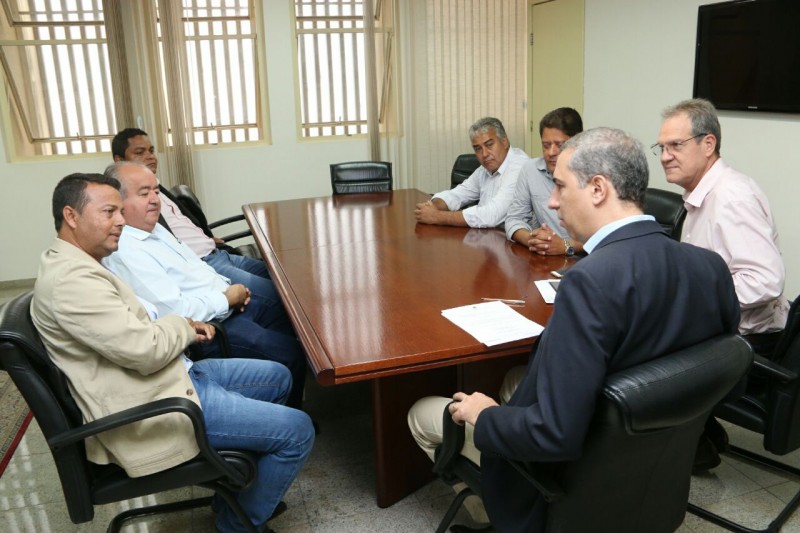 Eliton socorre municípios em dificuldade