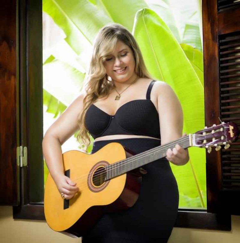 Marília Mendonça posa para linha de lingerie plussize