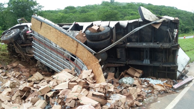 Caminhoneiro embriagado causa acidente