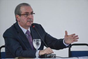 Petrobras diz que Cunha enriqueceu ilegalmente